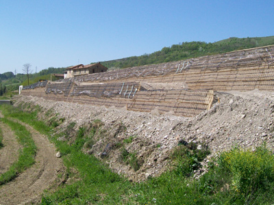 Terre rinforzate per rilevati stradali e ferroviari Sistema Tenax Rivel