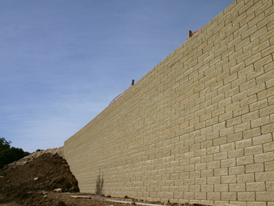 Muro di sostegno a blocchi rinforzato con geogriglie Sistema Tenax T-Block