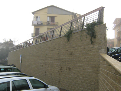 Muro di sostegno a blocchi rinforzato con geogriglie Sistema Tenax T-Block