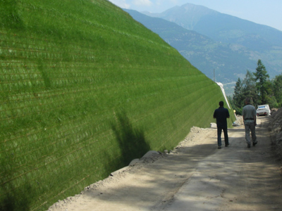 Barriere paramassi in terra rinforzata Sistema Tenax Rivel