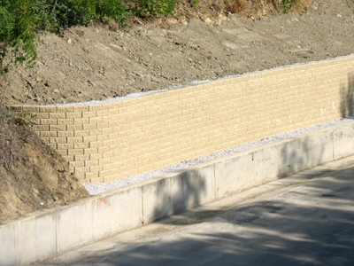 Muro di sostegno a blocchi rinforzato con geogriglie Sistema Tenax T-Block